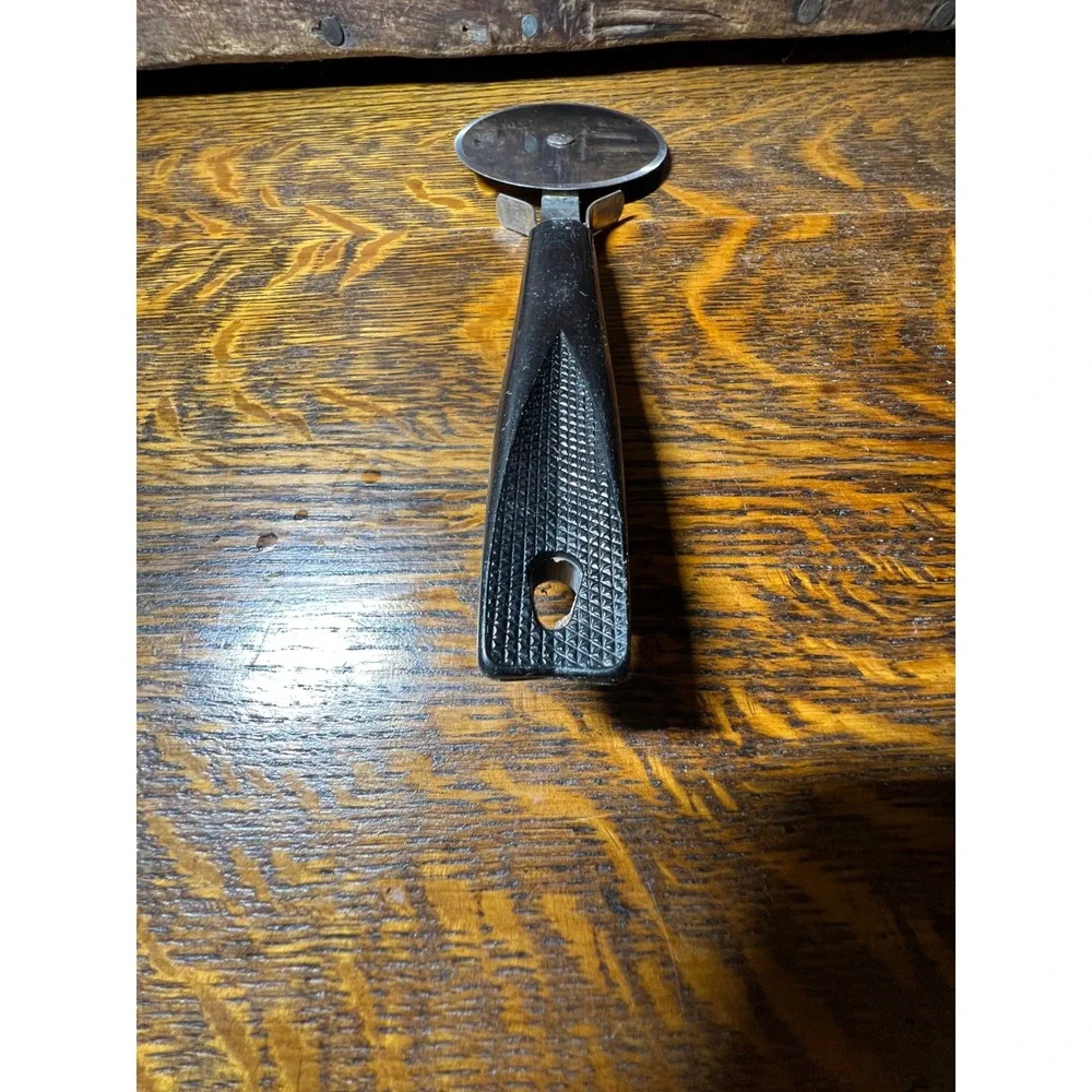 VTG EKCO Pizza Cutter Stainless Steel Wheel Black Handle Made in USA 7.5 Inch